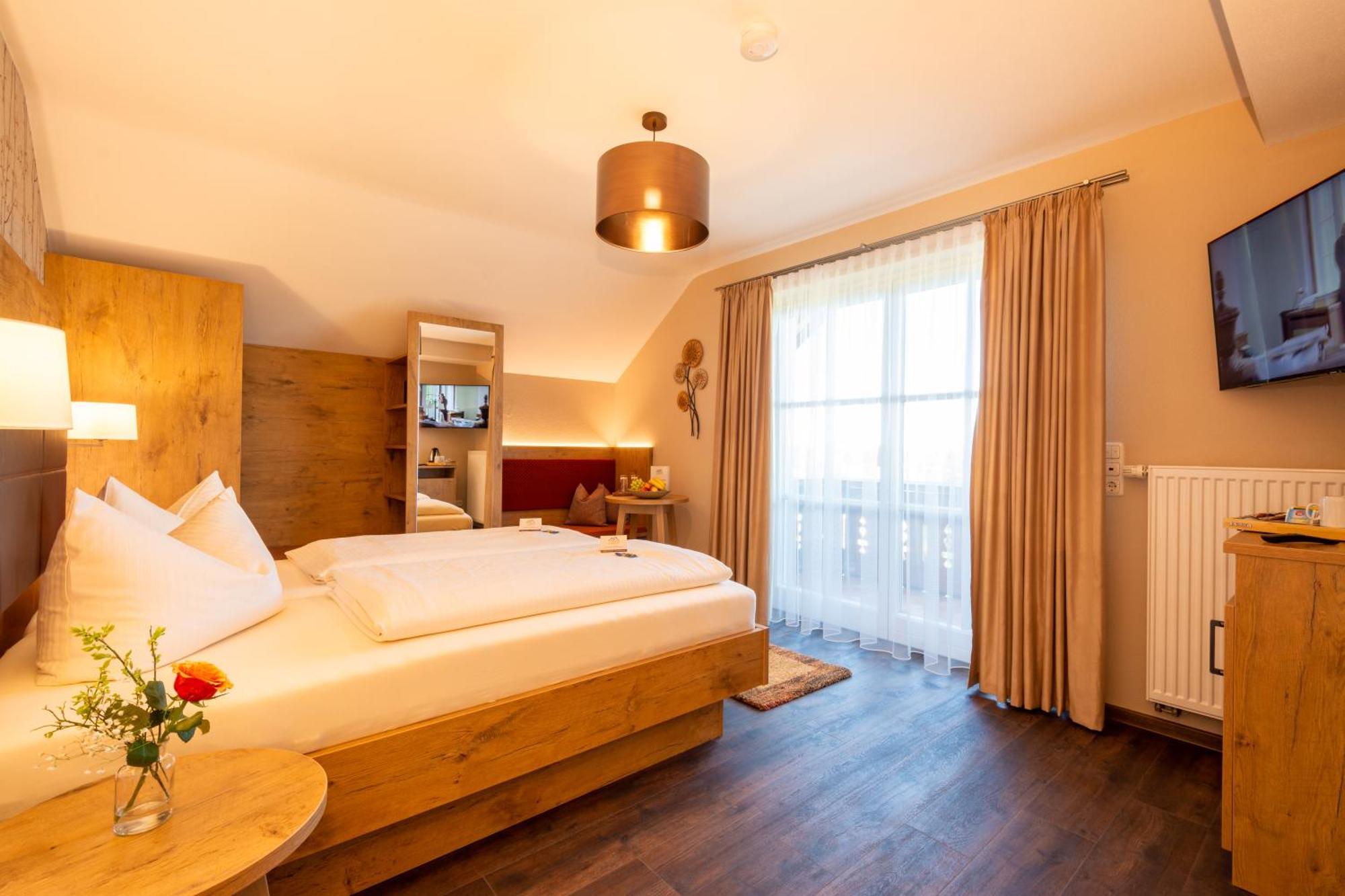 Boutique Hotel Angerer ムルナウ・アム・スタッフェルゼー エクステリア 写真